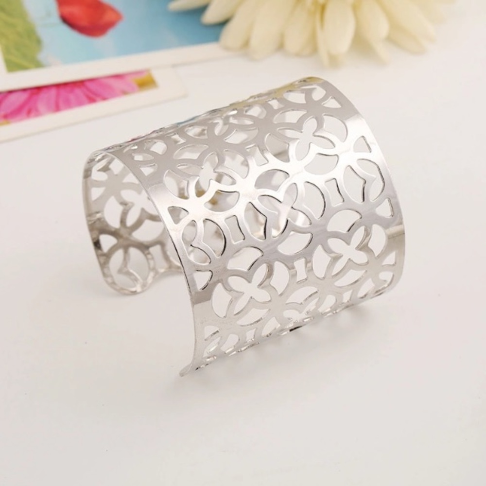 NEW!๐๐GORGEOUS CLOVER QUATREFOIL CUFF๐๐SILVERY - Picture 2 of 8